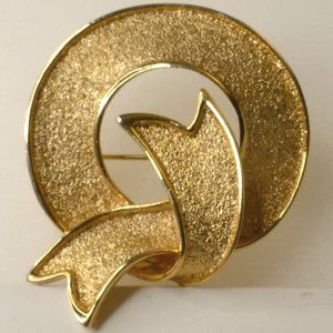 Beautiful Golden Ribbon Wreath Brooch